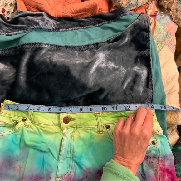 - CASLON TIE DYE STRETCH DENIM CUTOFFS SHORTS 6P - Picture 7 of 9